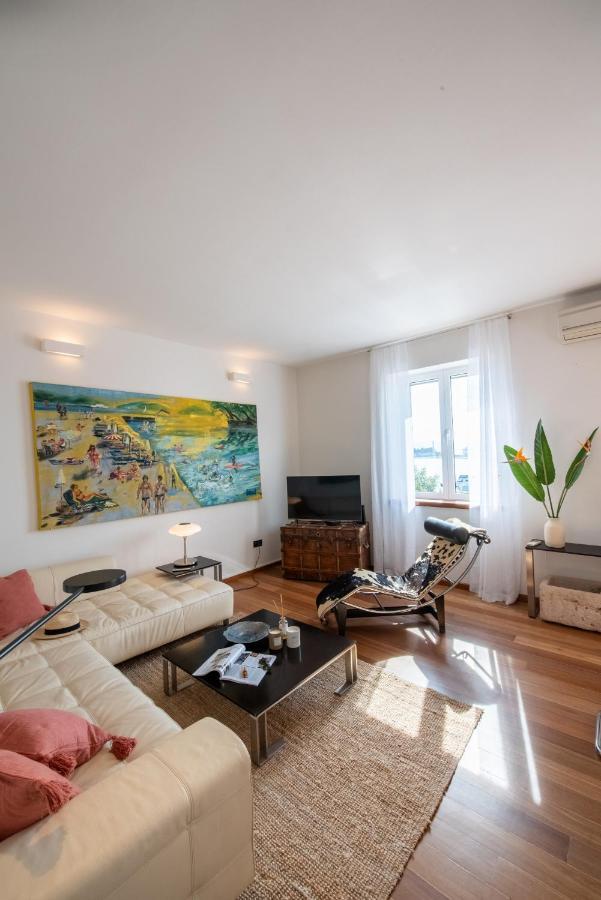 Airy Seafront 1920S Apartment Split Exterior photo